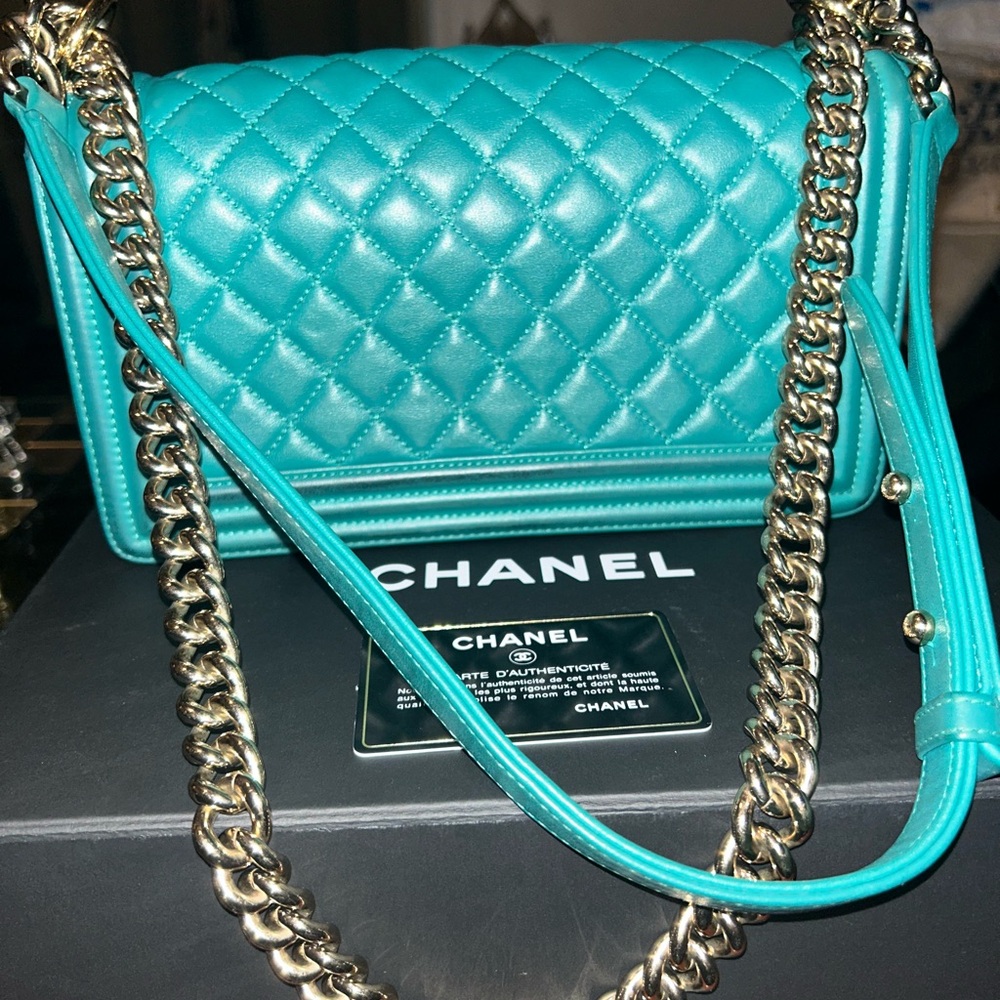 🔥Rare Green Lambskin MEDIUM  Boy  Bag Chanel🔥🗣️28 Series..Produced in 2019🔥 - Picture 5 of 10